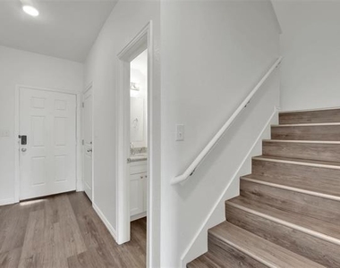 1608 Ash Crescent Street - Photo Thumbnail 10