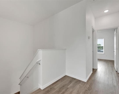 1608 Ash Crescent Street - Photo Thumbnail 12