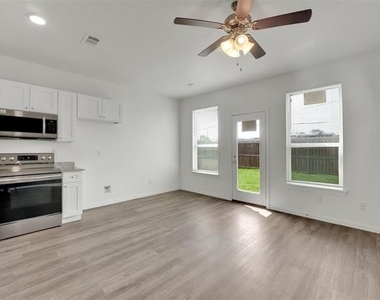 1608 Ash Crescent Street - Photo Thumbnail 6