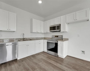1608 Ash Crescent Street - Photo Thumbnail 5
