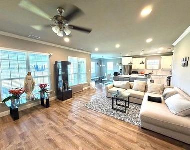 402 Coyote Creek Drive - Photo Thumbnail 6