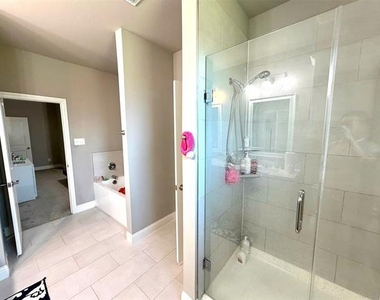 402 Coyote Creek Drive - Photo Thumbnail 8