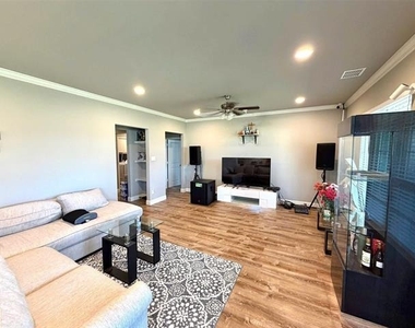402 Coyote Creek Drive - Photo Thumbnail 3