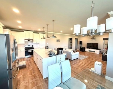 402 Coyote Creek Drive - Photo Thumbnail 5