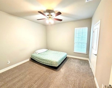 402 Coyote Creek Drive - Photo Thumbnail 9
