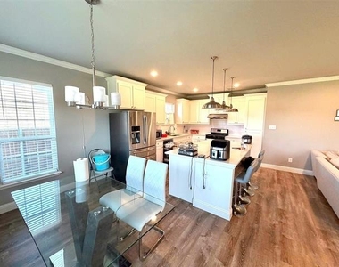 402 Coyote Creek Drive - Photo Thumbnail 4