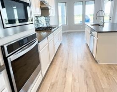2016 Binns Drive - Photo Thumbnail 2