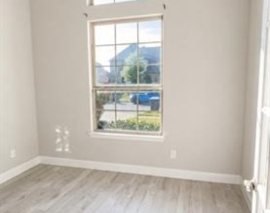 2016 Binns Drive - Photo Thumbnail 8
