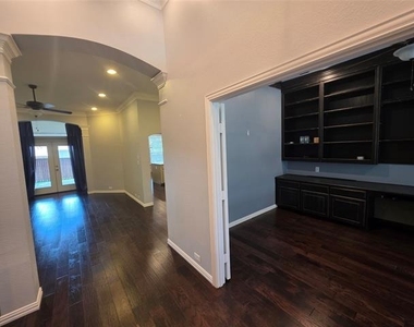 2717 Cliffwood Drive - Photo Thumbnail 3