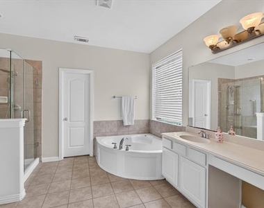 822 Shadybrook Drive - Photo Thumbnail 10