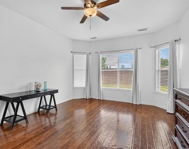 822 Shadybrook Drive - Photo Thumbnail 5