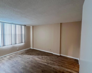 105 Royal Park Drive - Photo Thumbnail 2