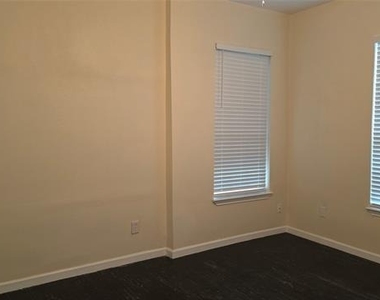 608 W 6th Street - Photo Thumbnail 6