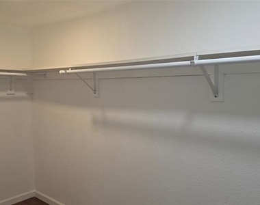 608 W 6th Street - Photo Thumbnail 7