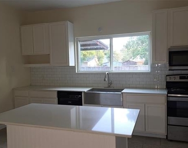 608 W 6th Street - Photo Thumbnail 4