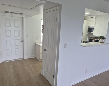 3050 N Palm Aire Drive - Photo Thumbnail 1