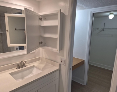 3050 N Palm Aire Drive - Photo Thumbnail 10