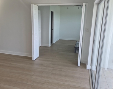 3050 N Palm Aire Drive - Photo Thumbnail 7