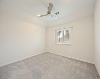 808 Mathew Drive - Photo Thumbnail 6