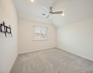 808 Mathew Drive - Photo Thumbnail 5