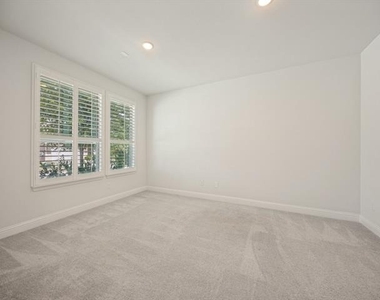 808 Mathew Drive - Photo Thumbnail 8