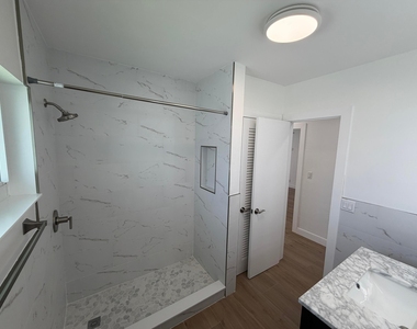 498 W Conference Drive - Photo Thumbnail 13