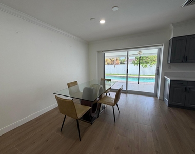 498 W Conference Drive - Photo Thumbnail 8