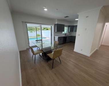 498 W Conference Drive - Photo Thumbnail 9