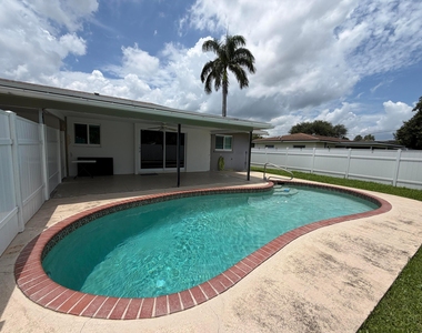 498 W Conference Drive - Photo Thumbnail 4