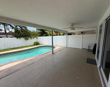 498 W Conference Drive - Photo Thumbnail 17