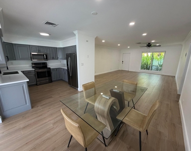 498 W Conference Drive - Photo Thumbnail 1
