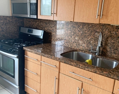 555 Sw 16th Avenue - Photo Thumbnail 2