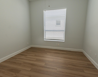 204 Nw Zanzibar Place - Photo Thumbnail 3