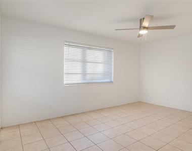 709 Se 15th Street - Photo Thumbnail 4