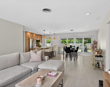 4800 Ne 15th Terrace - Photo Thumbnail 2