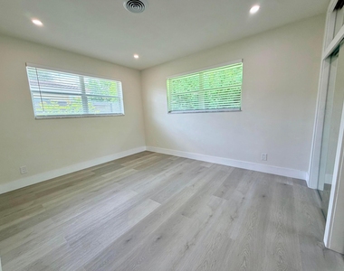 2020 Ne 56th Court - Photo Thumbnail 6