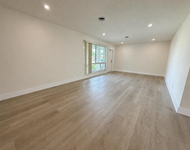 2020 Ne 56th Court - Photo Thumbnail 1