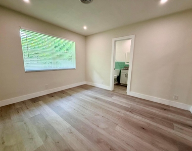 2020 Ne 56th Court - Photo Thumbnail 4
