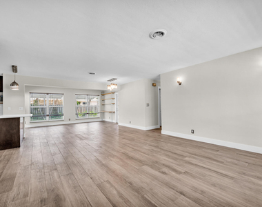 921 Se 15th Court - Photo Thumbnail 6