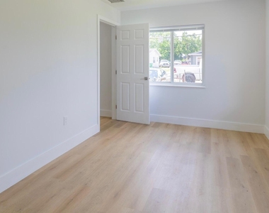 2921 Nw 11th Street - Photo Thumbnail 4