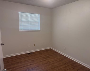 425 Meadow Lake Drive - Photo Thumbnail 8
