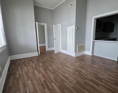 1909 E Ozark Avenue - Photo Thumbnail 2