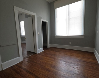 1909 E Ozark Avenue - Photo Thumbnail 4