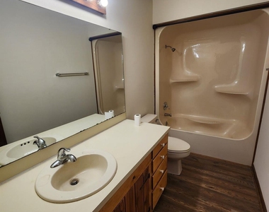 9000 Oakridge Drive - Photo Thumbnail 7