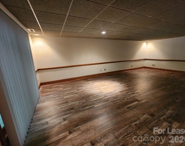 9000 Oakridge Drive - Photo Thumbnail 8