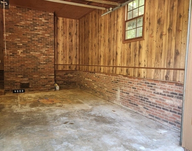 9000 Oakridge Drive - Photo Thumbnail 4