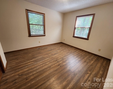 9000 Oakridge Drive - Photo Thumbnail 13