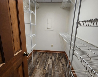 9000 Oakridge Drive - Photo Thumbnail 9
