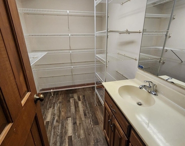 9000 Oakridge Drive - Photo Thumbnail 17