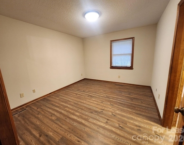 9000 Oakridge Drive - Photo Thumbnail 19
